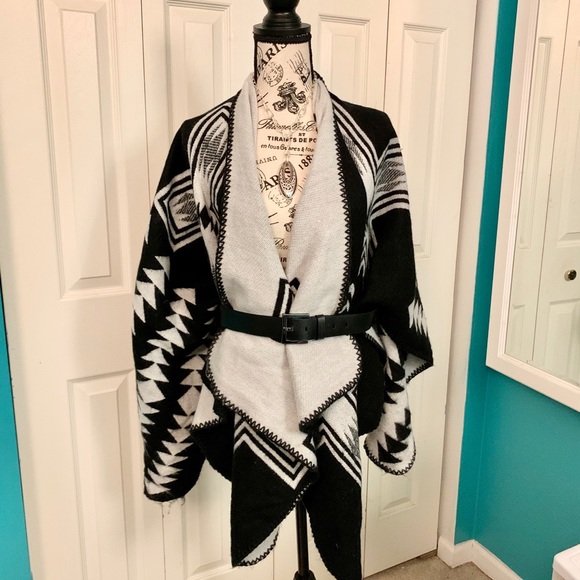 ๐HP!๐Old Navy Black and White Aztec wrap - Picture 2 of 5